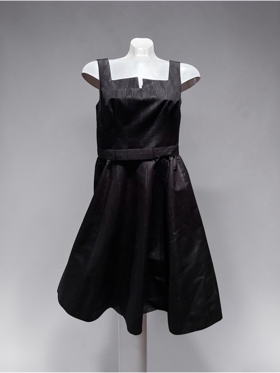 Isaac Mizrahi Dresses & Skirts - Classic Black “taffeta look”’Sleeveless A-Line Dress